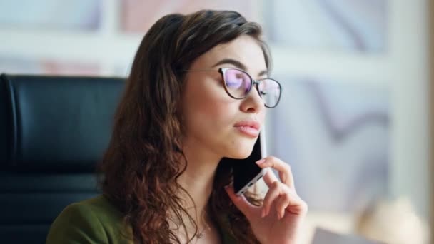 Portrait Successful Businesswoman Calling Phone Sitting Modern Office Attractive Young — Stock Video