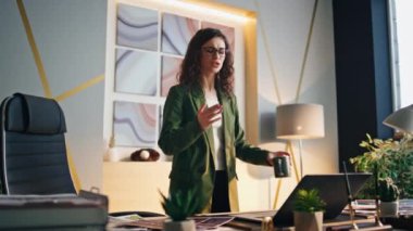 Modern yaratıcı ofisteki online toplantıda konuşan başarılı, güzel bir iş kadını. Kendine güvenen esmer yönetici içeride video konferans projesini tartışıyor. Bayan CEO tasarım örnekleri alıyor..