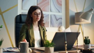 Video toplantısında danışmanlık yapan bir kadın modern ofise yakın oturuyor. Çekici, kendine güvenen bir iş kadını internette dizüstü bilgisayarla konuşuyor. Genç başarılı patron web sohbeti ile iletişim kuruyor.