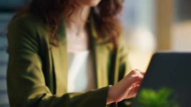 Masada dizüstü bilgisayarda çalışan çok çekici bir kadın ofis yöneticisi. Kapalı mekanda bilgisayar klavyesinde yazan portre odaklı kız şirket çalışanı. Yorgun genç iş kadını bilgisayarda metin yazıyor..