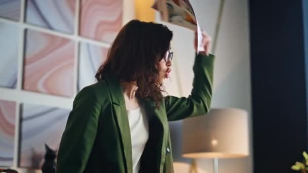 Wütend Nervöse Geschäftsfrau Argumentiert Werfen Papiere Stehen Modernen Büro Großaufnahme — Stockvideo