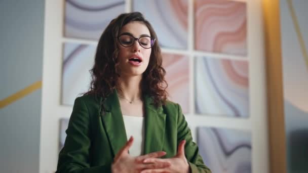 Ελκυστική Νεαρή Ομιλήτρια Μιλάει Στέκεται Στο Σύγχρονο Γραφείο Closeup Brunette — Αρχείο Βίντεο