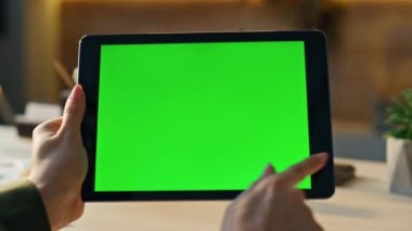 Kadın elleri tablet dokunmatik ekranı araklıyor. Evdeki iş yerini kapatıyor. İş için elinde yeşil ekran ekran bilgisayarı tutan tanınmamış bir serbest yazar. Modern ofiste krom anahtar aygıtı kullanan yönetici.