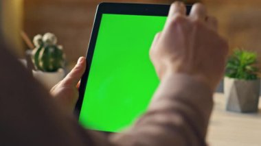 İşadamı el yazısı yeşil ekran tableti ile merkez ofiste internet bilgilerini tarıyor. Kimliği belirsiz adamı sosyal medyayı tarayan bir bilgisayarla kapat. Krom anahtar aygıtı tutan serbest çalışan.