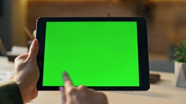 Freelancer Χέρια Swipping Πράσινο Tablet Οθόνη Ψάχνει Πληροφορίες Στο Διαδίκτυο — Αρχείο Βίντεο