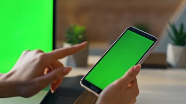 Kobieta Dotykająca Zielonego Ekranu Komórkowy Ekran Dotykowy Odpowiadający Telefon Biurze — Wideo stockowe