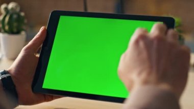 Bilinmeyen işadamı kroma anahtarlı tablet modern ofiste çevrimiçi çalışıyor. Adamın elleri evde yeşil ekran dijital cihaza dokunuyor. Model sekme bilgisayarı kullanan iş adamı.