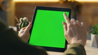 Mockup tablet çalışanı, sosyal medyayı tarama görüntüsünü merkez ofis kapanışında tarıyor. Modern iş yerinde çalışan, elinde yeşil ekran bilgisayarı tutan kadın elleri. Bilinmeyen yönetici krom anahtar aygıtı kullanıyor.