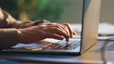 Masada klavye modern dizüstü bilgisayarı yazan tanınmamış bir yazar. Adam, iş yerinde bilgisayarın tuşlarına basıp mesaj yazıyor. Tanımlanamayan yönetici kablosuz internet kullanarak uzaktan çalışıyor.