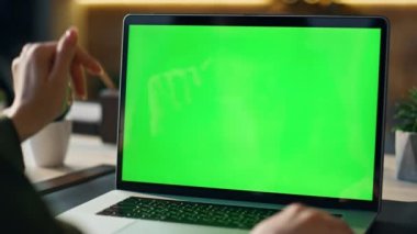 Yeşil ekran dizüstü bilgisayar kullanıcısı ofis masasını kapatıyor. Bilinmeyen işletme yöneticisi kapalı alanda web kamerası kroma anahtar bilgisayarıyla konuşuyor. Patron model defterde video konferansı düzenliyor..