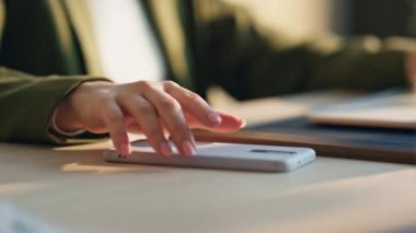 Kapalı mekândaki telefona cevap vermek için telefonu eline alan kadın. Kendine güveni tam bir iş kadını ofis masasında telefonla konuşmaya başlıyor. Genç kız yönetici iş yerinde cep telefonuyla konuşuyor..