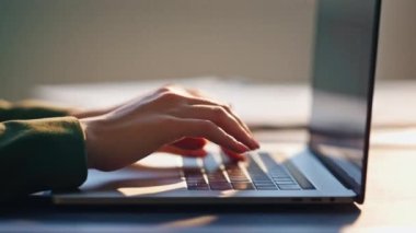 Klavyede yazan kadın elleri modern dizüstü bilgisayarı kapat. Defterde çalışan tanınmayan serbest çalışan kız içeride masa başında oturuyor. Bilinmeyen iş kadını internette sosyal medyada geziniyor