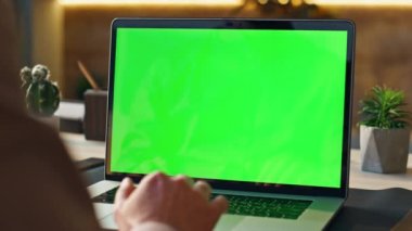 Modern iş yerinde dokunmatik dokunmatik yeşil ekran laptopunu çalıştıran bilinmeyen bir işçi. Bilgisayar klavyesi kullanan yönetici içeride internet arama verisi kullanıyor. Model defterinde çalışan bir iş adamı..