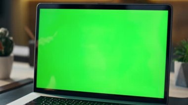 Uzak bir iş yerinde yeşil ekran laptopuyla konuşan tanınmayan bir kadın. Profesyonel yönetici video konferansında bilgisayar krom anahtarıyla konuşuyor. Model aygıtında çalışan video çağrısı kapat. 