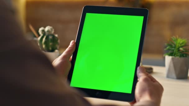 Inconnu Pigiste Regardant Sur Écran Vert Tablette Numérique Assis Bureau — Video