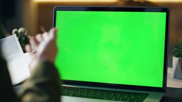 不认识的人在网上谈论会议时 看着笔记本电脑的绿色屏幕在室内靠近 无法辨认的经理在办公室的视频呼叫彩色密钥计算机上介绍项目 使用模拟装置的工人 — 图库视频影像