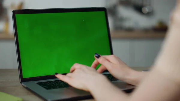 Nieznana Kobieta Ręce Wpisując Zielonym Ekranie Laptopa Siedzi Przy Stole — Zdjęcie stockowe