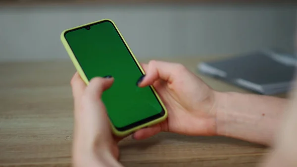 View Woman Hands Green Screen Smartphone Close Unknown Young Girl — Stock Photo, Image