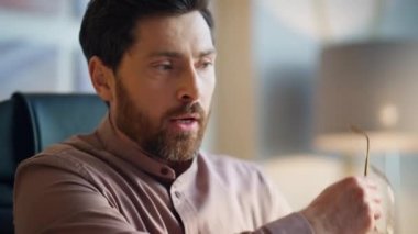 Şirket iş yerinde baş ağrısı çeken gözlüklü bir çalışan. Ofiste başarısız olan sakallı, yorgun müdürün portresi. Stresli orta yaşlı işçi umutsuzluğa kapılmış.