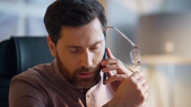 Çok çalışan yönetmen, iş yerindeki baş ağrısından dolayı telefonu arıyor. Orta yaşlı bir işadamı telefonda kötü haberler duyup umutsuzluk hissederek gözlüğünü çıkarıyor. Yönetici krizi.