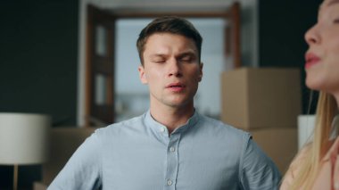 Evlerinde kavga eden mutsuz genç bir çift. Hayal kırıklığına uğramış sarışın bir kadın sinirli bir adamdan hak talep ediyor. Kaşlarını çatmış koca, karısının sitemlerine yanlış anlamayla karşılık veriyor. Aile sorunları kavramı.