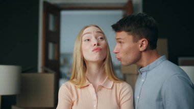 Küfürbaz, kızgın bir adam, yeni evinde mutsuz bir kadını azarlıyor. Gücenmiş sarışın bir kıza şikayette bulunan agresif, hoşnutsuz adam. Genç mutsuz çift aile sorunları hakkında tartışıyor..