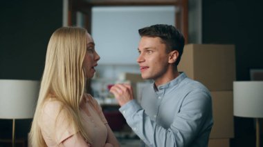 Küfürbaz, sinirli erkek arkadaş, yeni evinde gücenmiş kız arkadaşına bağırıyor. Kızgın genç adam içeride hoşnutsuz sarışın bir kadınla küfrediyor. Evli aile anlaşmazlığı yanlış anlaşılma yüzünden..