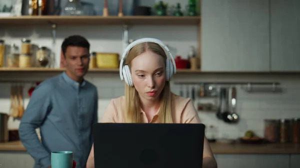 Bilgisayarda Internet Videosu Izleyen Sarışın Kadın Mutfakta Kablosuz Kulaklık Takıyor — Stok fotoğraf