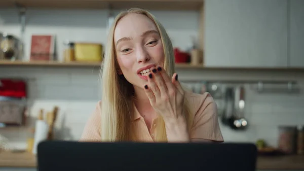 Glada Attraktiv Kvinna Avslutar Online Möte Stängning Laptop Modernt Kök — Stockfoto