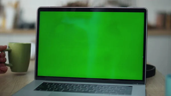 Zbliżenie Greenscreen Laptop Komputer Stole Biurowym Nieznany Facet Układa Filiżankę — Zdjęcie stockowe