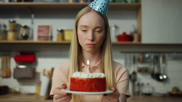 Mujer Joven Infeliz Celebrando Cumpleaños Solo Con Sabroso Pastel Buscando —  Fotos de Stock