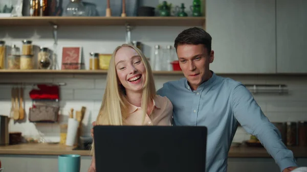 Lykkelig Par Som Snakker Med Laptop Moderne Kjøkken Munter Familie – stockfoto