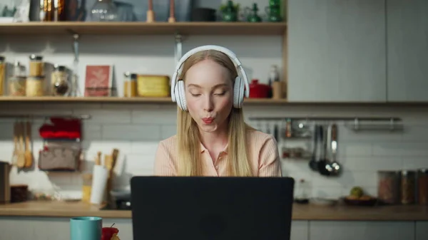 Ontspannen Meisje Online Student Luisteren Muziek Door Hoofdtelefoon Zitten Keuken — Stockfoto