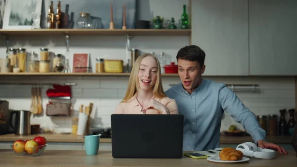 Smil Lykkelig Par Som Hilser Webcam Snakker Med Venner Kjøkkenet – stockfoto
