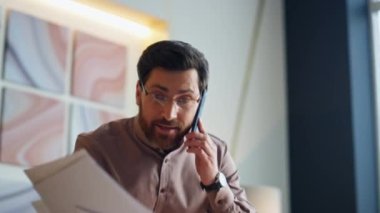 Sinirli iş adamı cep telefonunu arıyor. Çalışma evraklarını atıyor. Ofisi kapatıyorlar. Öfkeli çalışanın cep telefonuyla duygusal konuşması. Çılgın patron iş yerinde bağırıyor..