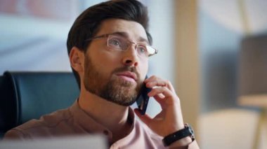 Orta yaşlı bir yönetici iş yerinde telefon başında danışmanlık yapmakla meşgul. Ciddi sakallı iş adamı akıllı telefondan iş evraklarını arıyor. Güvenilir şirket sahibi telefon görüşmeleri yapıyor..
