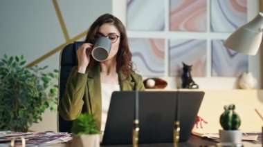 Modern ofis işyerinde kahve içen ciddi bir kız müdür. Çekici esmer iş kadını dizüstü bilgisayardaki okuma bilgilerine bakıyor. Çalışanlar sabah içkisinin tadını çıkarıyorlar..
