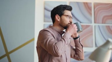 Rahatlamış ofis müdürü, akıllı telefonu arıyor ve sabah iş yerinde kahve içiyor. Orta yaşlı yakışıklı iş adamı cep telefonundan konuşuyor ve içkinin tadını çıkarıyor. Çalışırken cep telefonu kullanan zeki bir işçi.