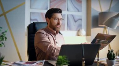 Sinirli yönetici video toplantısında modern ofis masasında otururken konuşuyor. Sinirli sakallı CEO online konferansta iş sonuçlarından memnun olmadığını ifade ediyor. Öfkeli patron duygusal hareketler yapıyor..