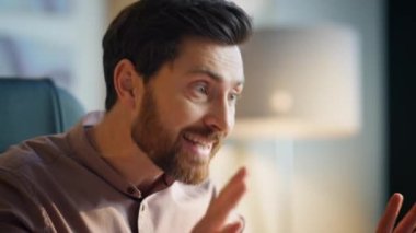 Modern ofis işyerindeki video toplantısında sinirli bir yönetici kavga ediyor. Sakallı orta yaşlı işadamı endişeli iş başarısızlığı portresi diye bağırıyor. Sinirlenmiş patron online konferansta bağırıyor.