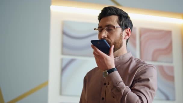 Pengusaha Yang Percaya Diri Berbicara Pada Speakerphone Berdiri Kantor Modern — Stok Video