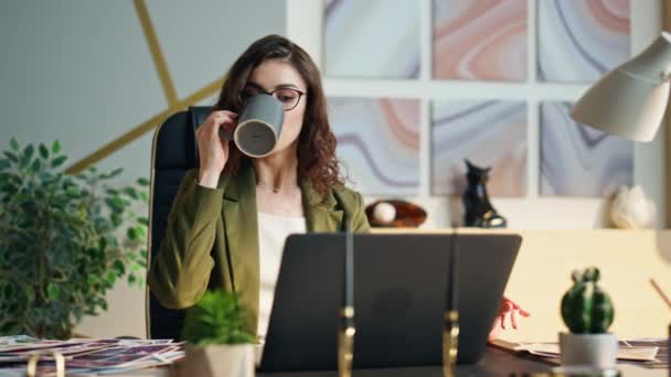 매니저가 사무실에 커피를 마시고 매력적 사업가가 노트북 화면에서 정보를 있습니다 — 비디오