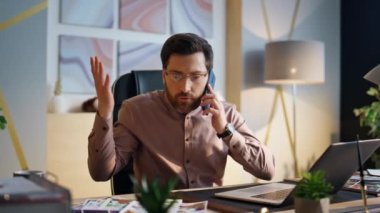 Akıllı telefondan konuşan bitkin işçi ofis işyerinde oturmaktan kaygı duyuyor. Tatminsiz işadamı telefonda tartışıyor. Sinirli sakallı müdür şirket krizinde umutsuzluk hissediyor.