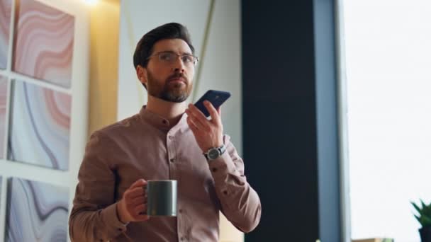 Patron Uygulama Asistanı Için Sesli Mesaj Kaydediyor Ofis Odasında Elinde — Stok video