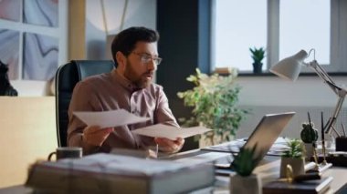 Şirket ofisindeki laptopla sinirli patron videosu arıyor. Sinirli sakallı işadamı elinde kağıtlarla web kamerasında bağırarak çalışmaktan memnun değil. Stresli yönetici online toplantı tartışıyor