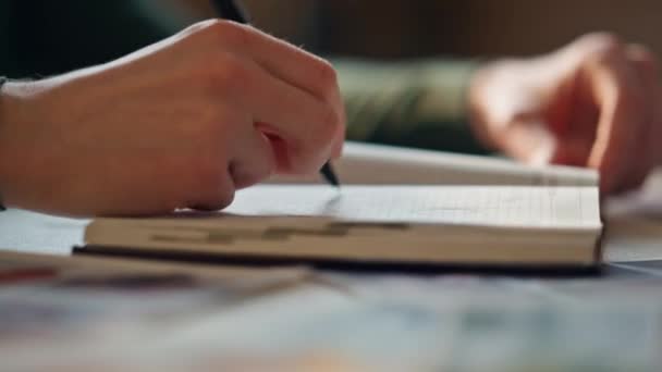Mulher Mãos Fechando Bloco Notas Colocando Caneta Dentro Depois Escrever — Vídeo de Stock