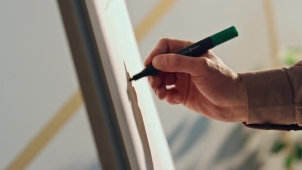 Homem Mão Escrevendo Quadro Branco Conferência Negócios Sala Reuniões Perto — Vídeo de Stock