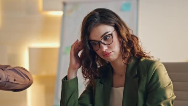 Seriös Ung Kvinnlig Chef Tänker Affärsfrågor Företagsmöte Nära Håll Kontorskollega — Stockvideo