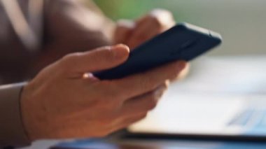 Modern akıllı telefonlardan gelen sakallı adam telefonu kapalı mekanda kapatıyor. Milenyum adamı ofis çalışanı müşteriye telefonla danışıyor. İş yerinde telefonla konuşan profesyonel bir şirket çalışanı..