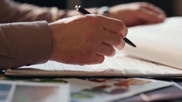 Närbild Affärsman Hand Underteckna Kontrakt Vid Kontorsbordet Okänd Chef Som — Stockvideo